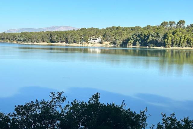 A pies del embalse
