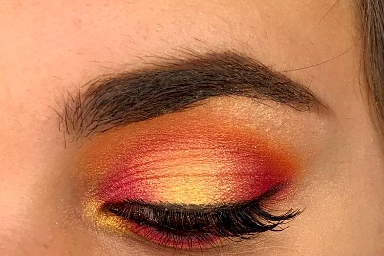 Maquillaje con sombras naranjas