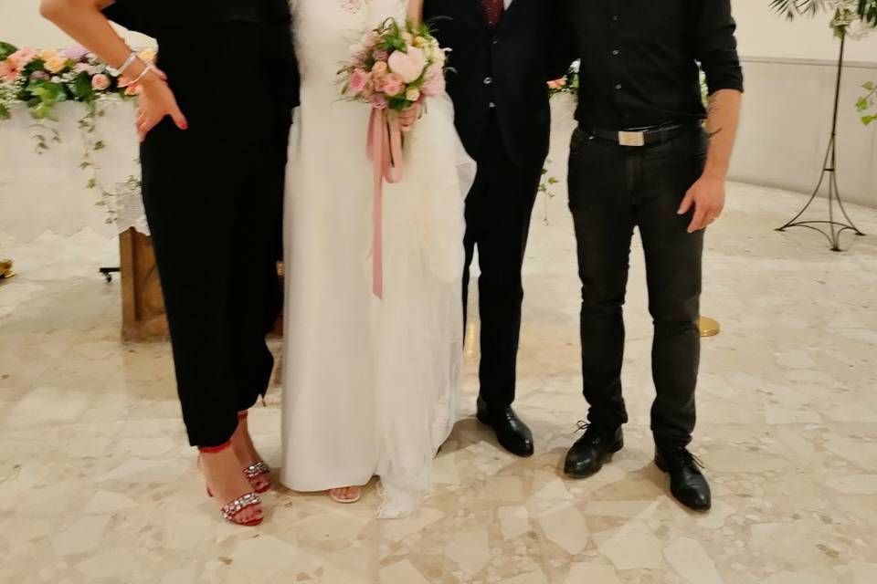 Con los novios y la cantante