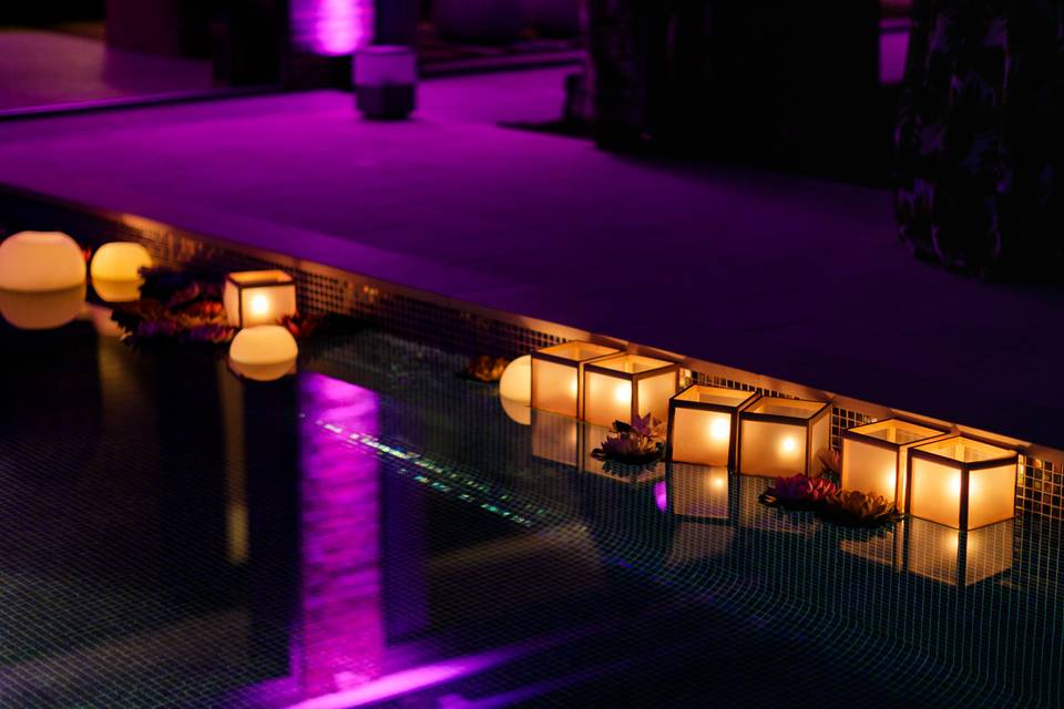 Piscina con Velas Flotantes