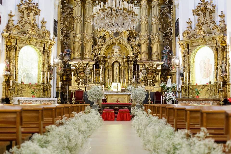 Iglesia Decorada con Flores