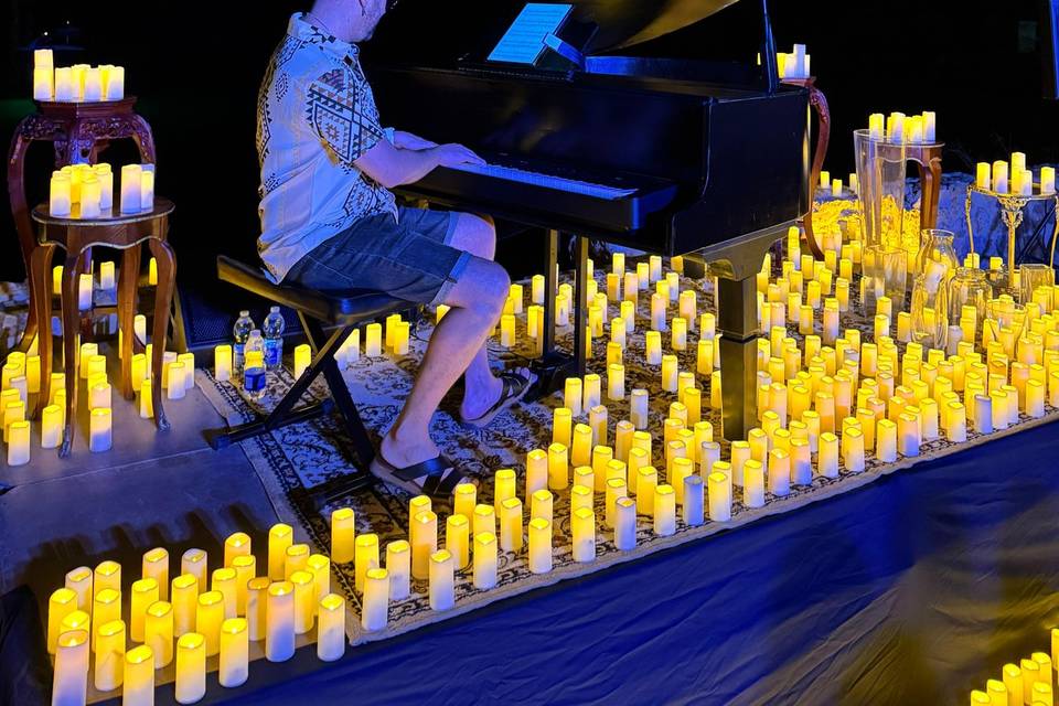Piano de cola con velas
