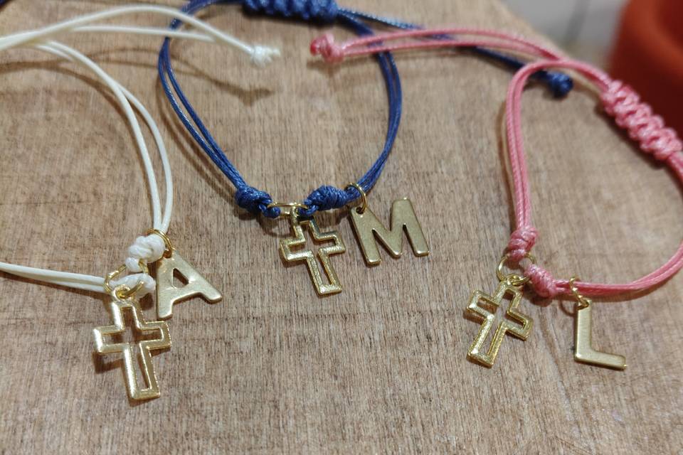Pulseras con inicial y cruz