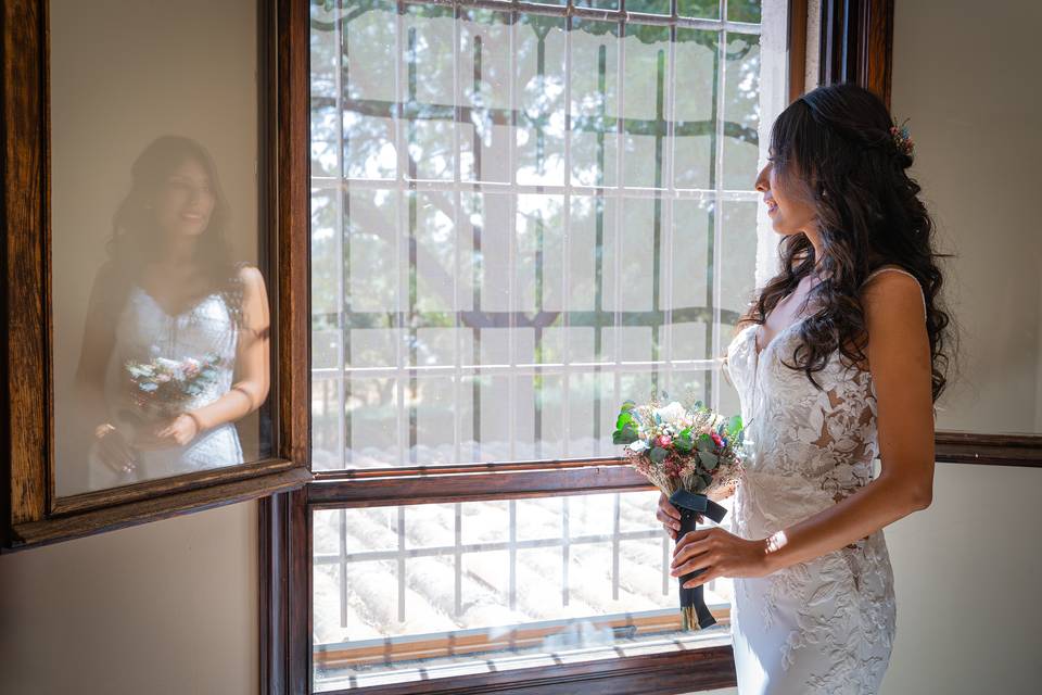Posado novia ventana reflejo