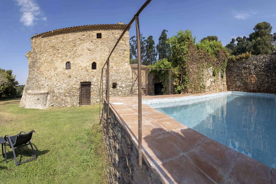 Jardín y piscina