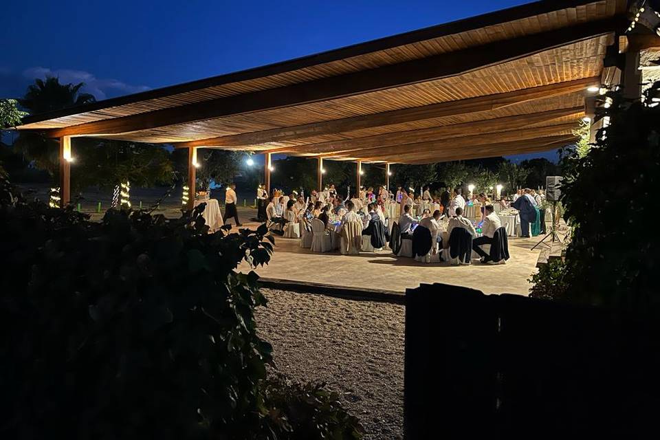 Celebración en porche de noche