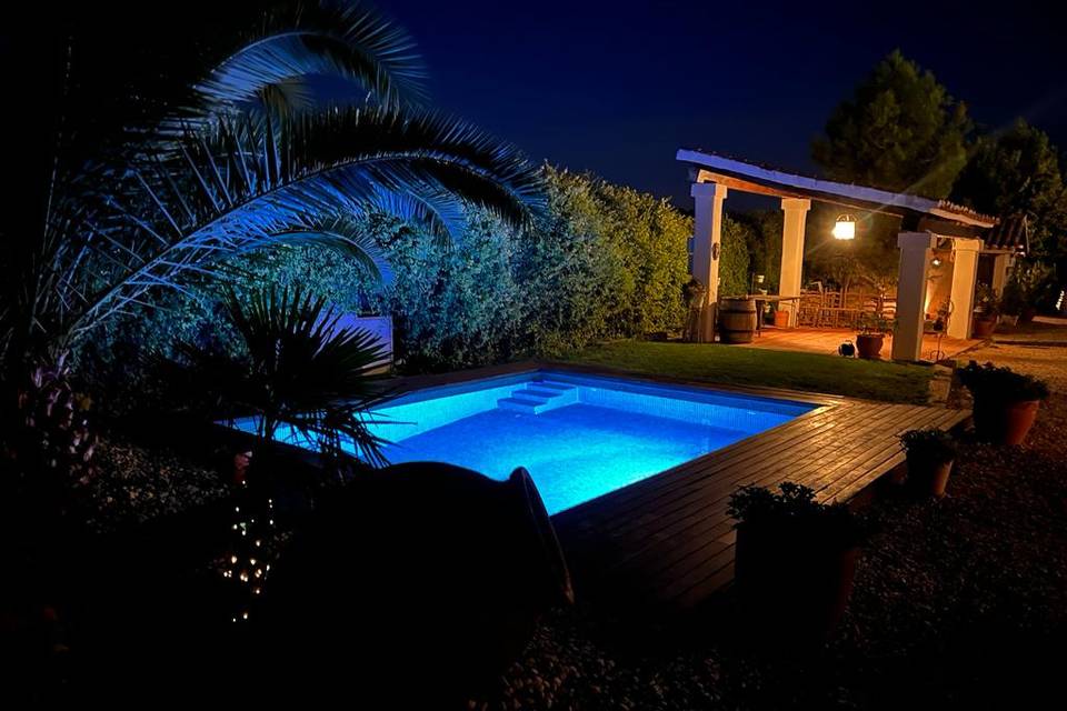 Piscina pequeña de noche