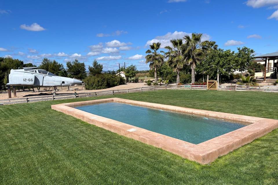 Pradera y piscina