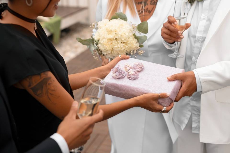 Novios recibiendo regalos