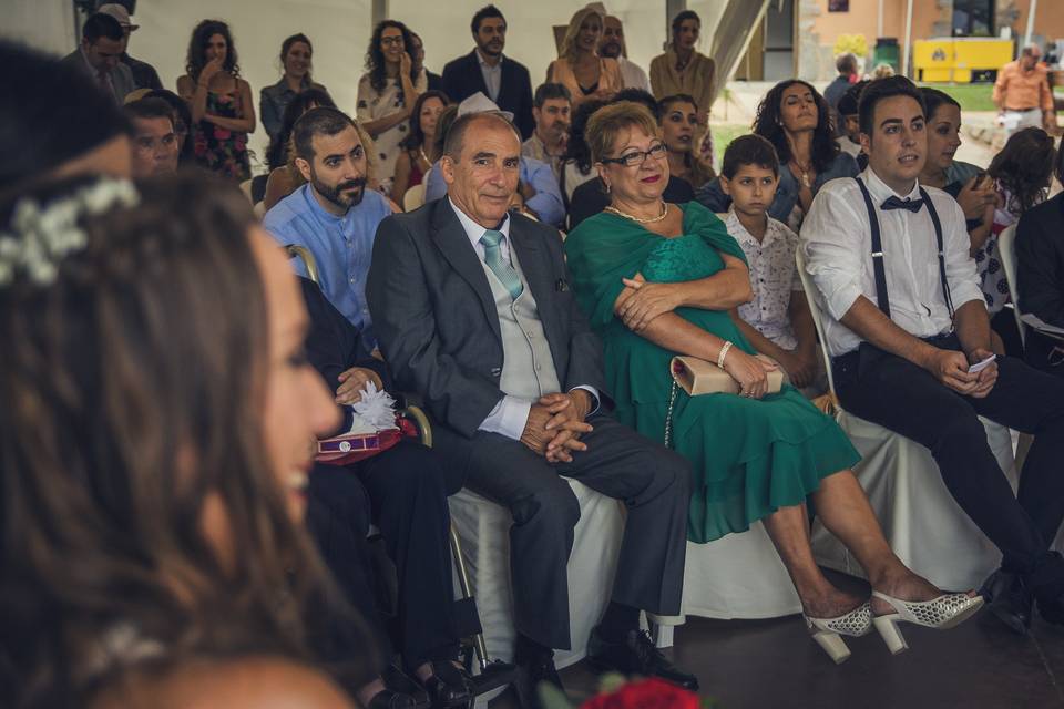 El padre mira a la novia