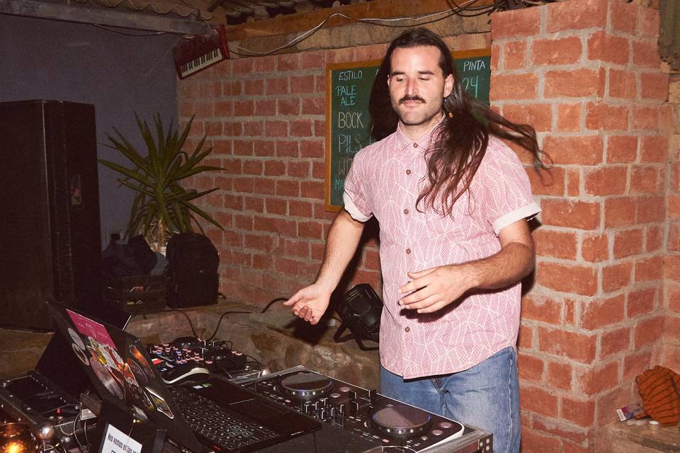 DJ set electrónico