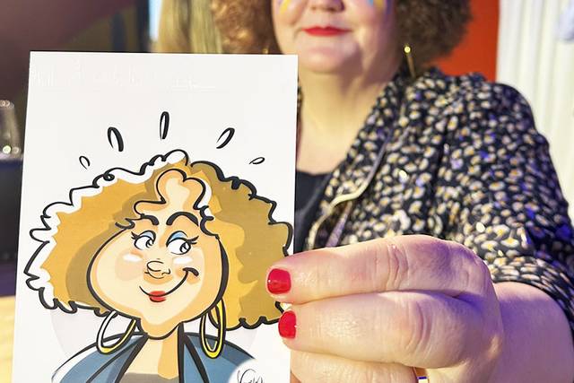 Mujer con su dibujo