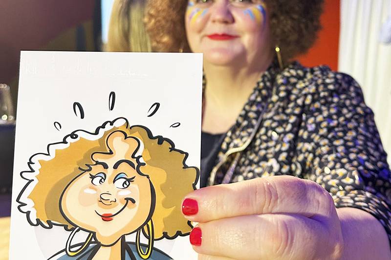 Mujer con su dibujo