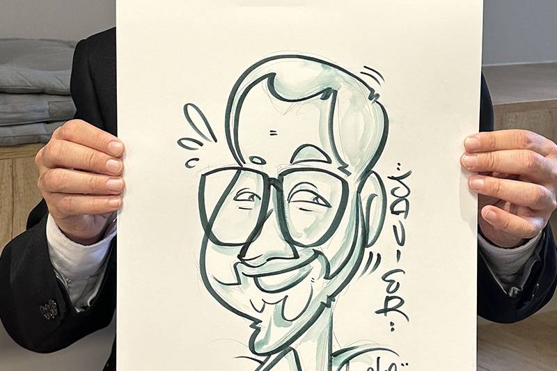 Caricatuista en papel en direc