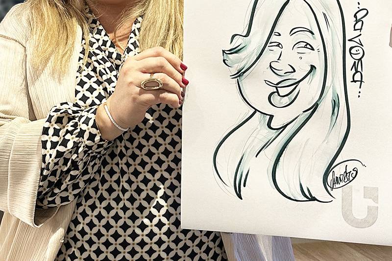 Mujer disfrutando del dibujo