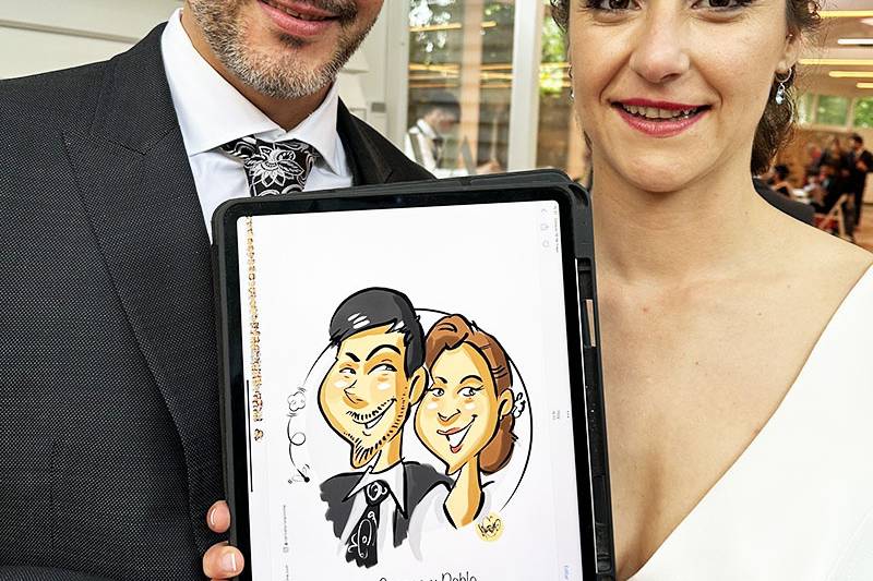 Novios con su caricatura
