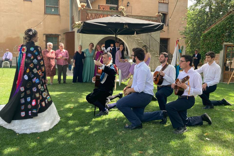 Rondando a la novia en su boda