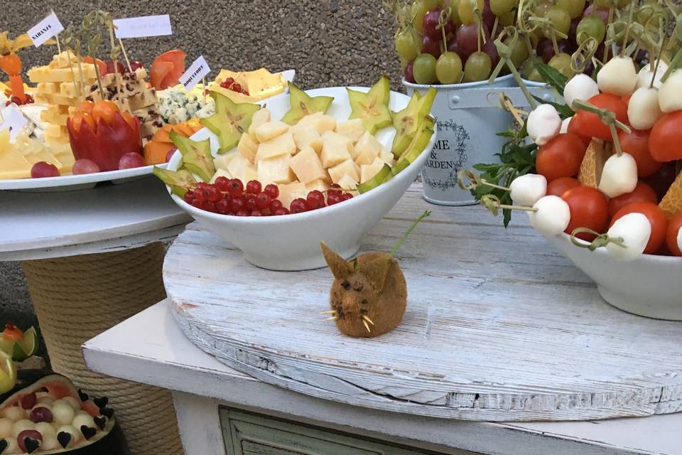 Detalle de mesa quesos y embutido