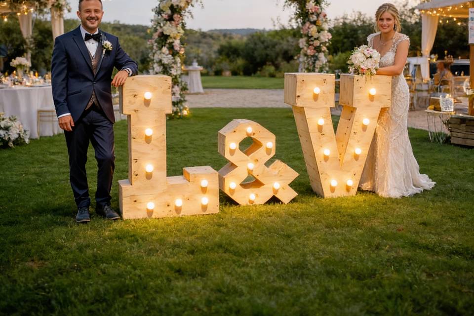 Letras madera iluminadas L&V