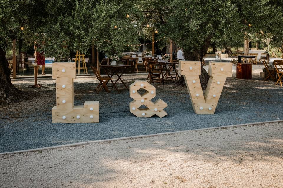 Letras madera iluminadas L&V