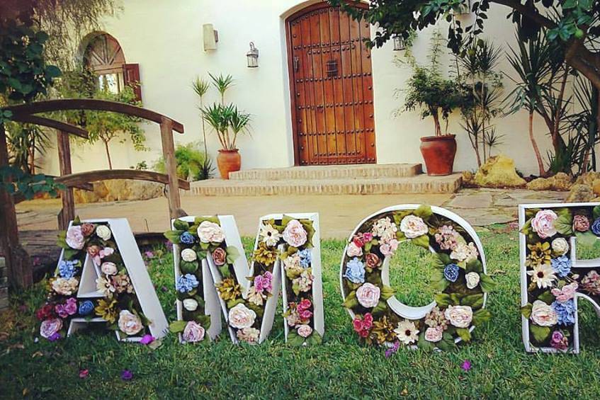 Palabra amor con flores