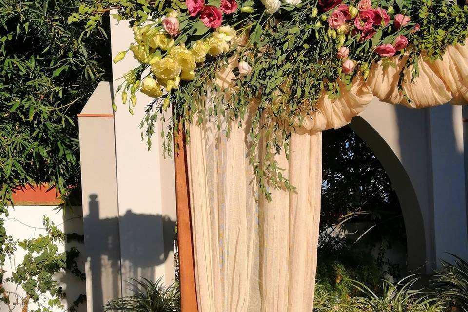 Arco con decoración floral