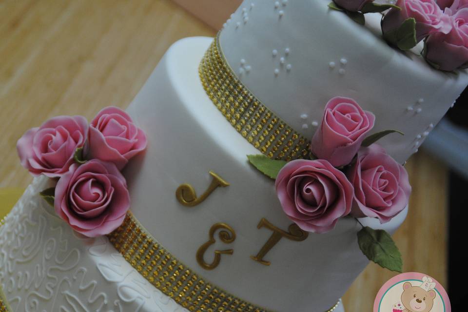 Tarta dorada con rosas