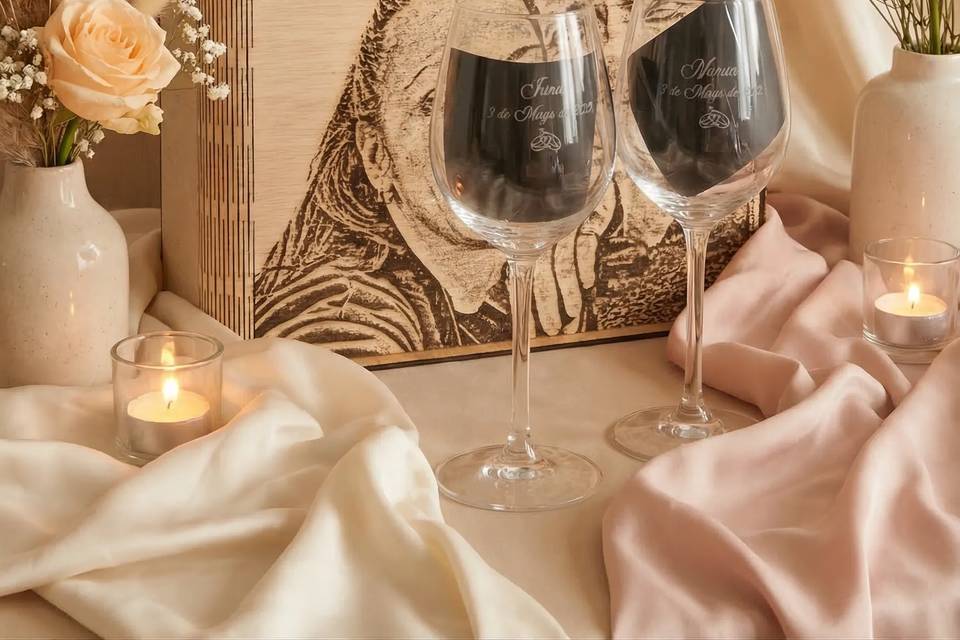 Caja de vino y copas grabadas