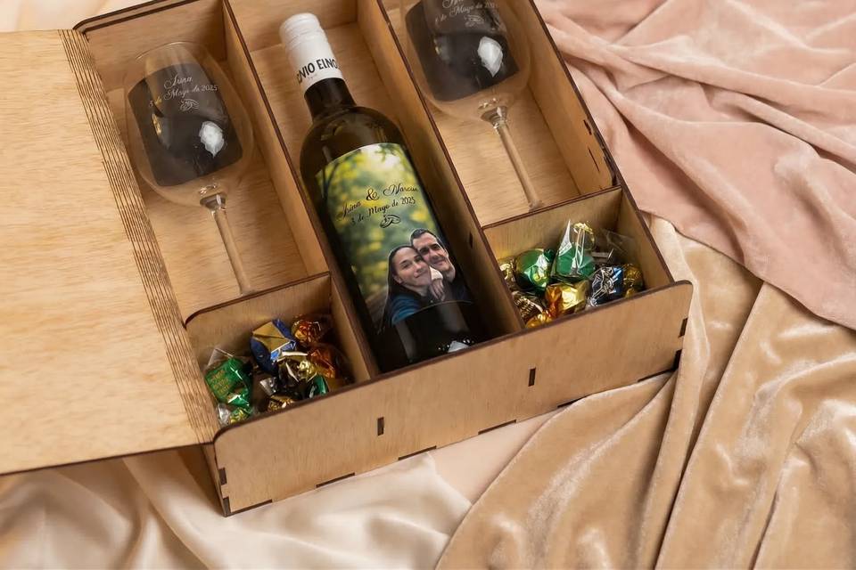 Caja de madera y copas grabas