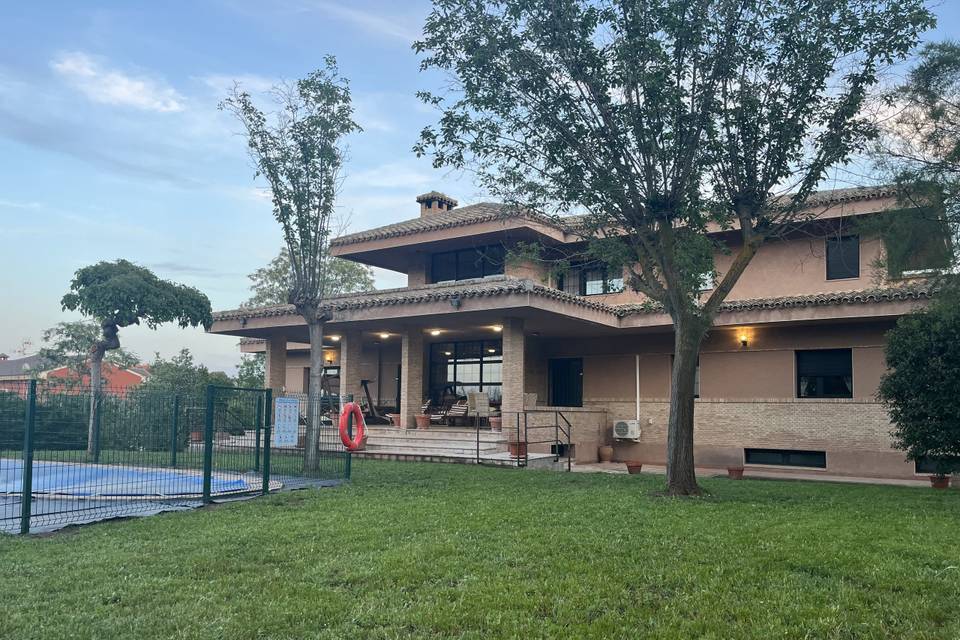 Jardín con piscina