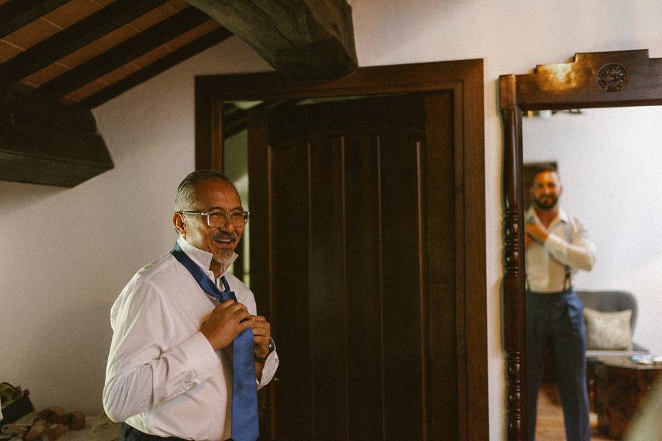 El novio preparándose
