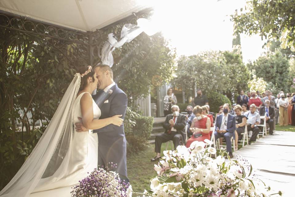 Beso en el altar