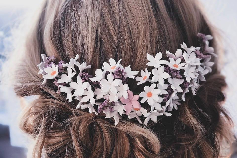 Diadema de flores en tonos pasteles