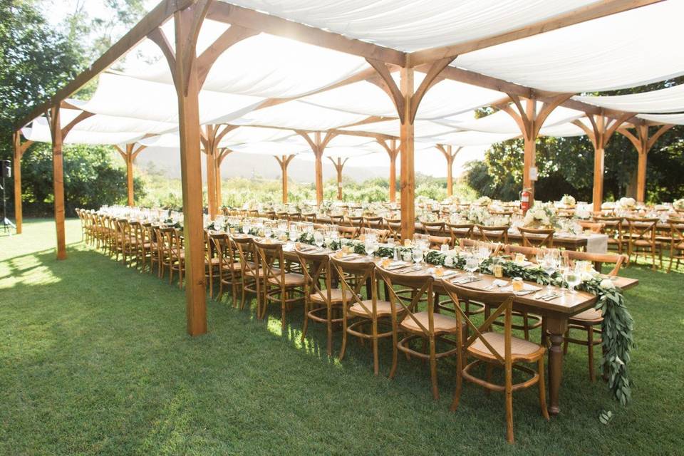 Pérgola de madera y telas blancas