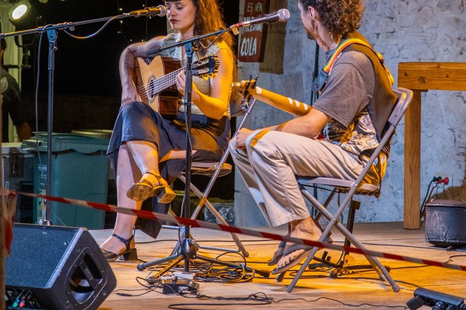 Cantando y tocando la guitarra