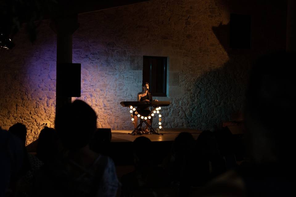 Cantando y tocando el piano