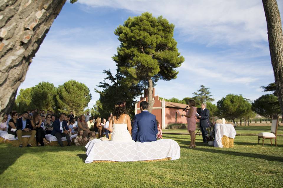 Ceremonia junto a la capilla