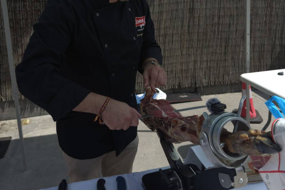 Samuel cortando jamón