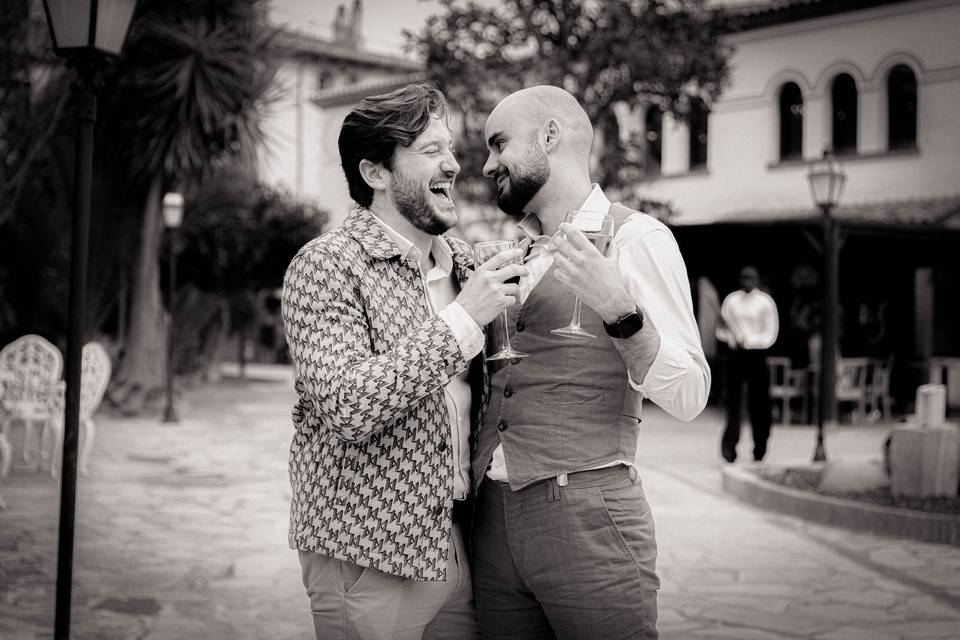 Felicidad y trajes diferentes