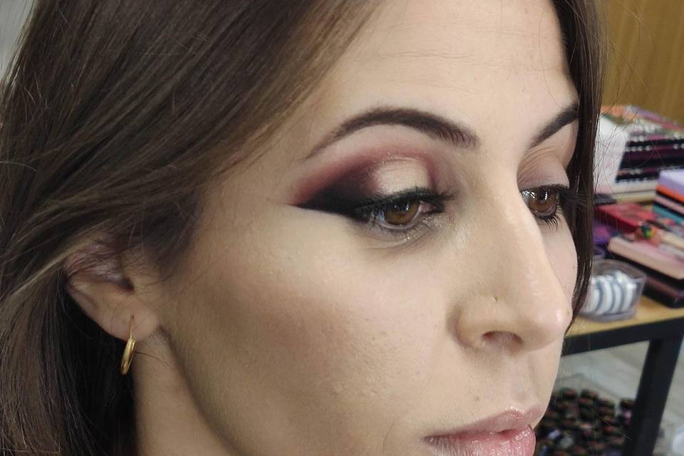 Eyeliner con sombras dramático