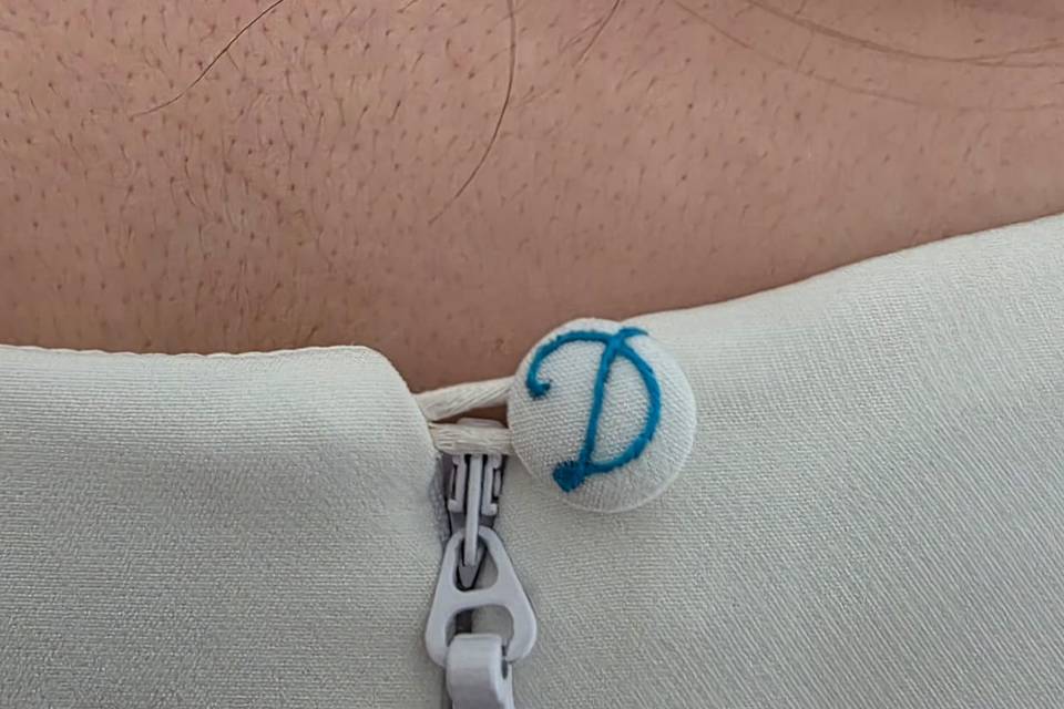 Botón con inicial bordada