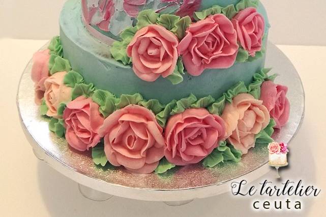 Tarta boda con flores crema