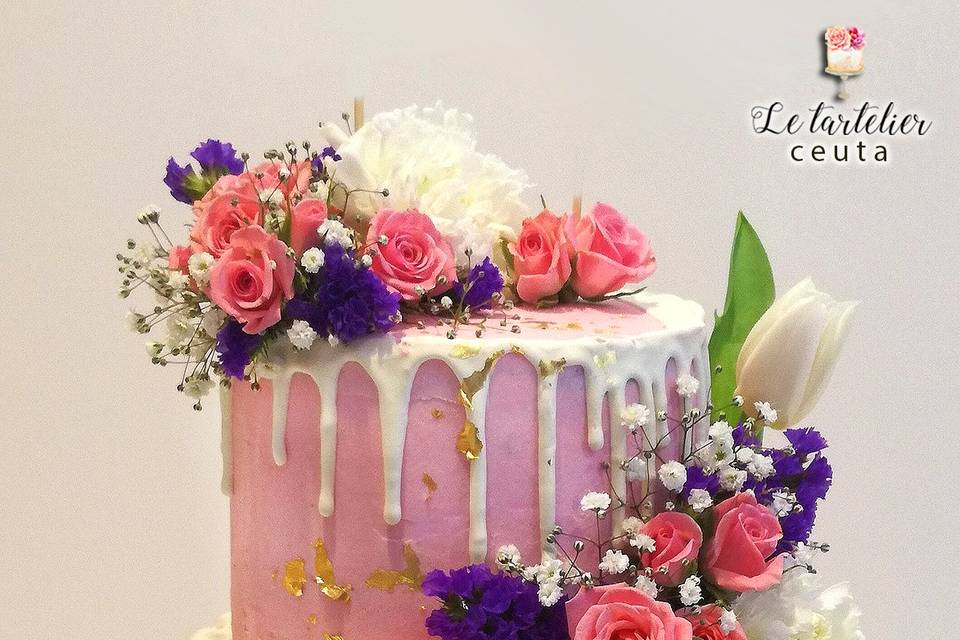 Drip cake con flores naturales