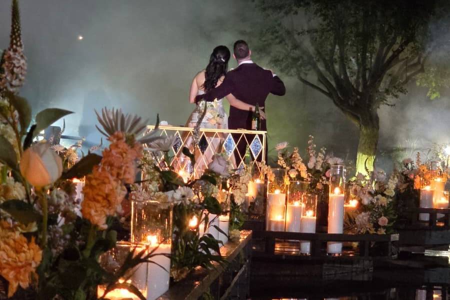 Velas en lago nocturno