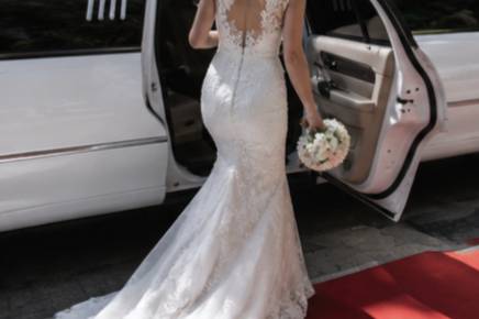 Novia subiéndose en limusina