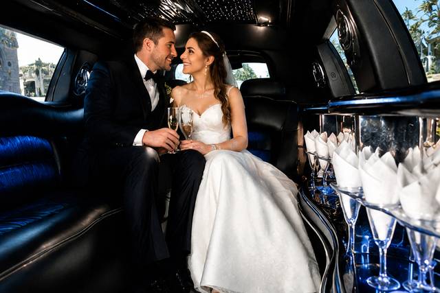 Novios en interior de limusina