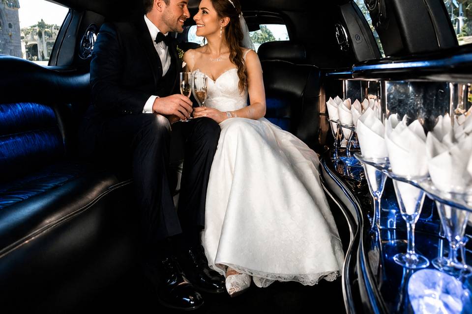Novios en interior de limusina