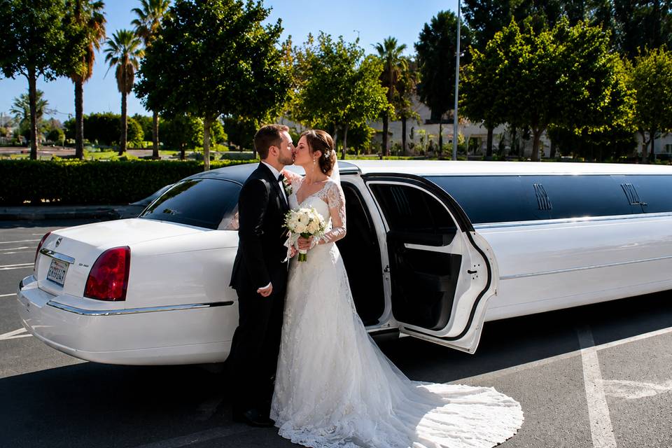 Limusina con pareja de novios