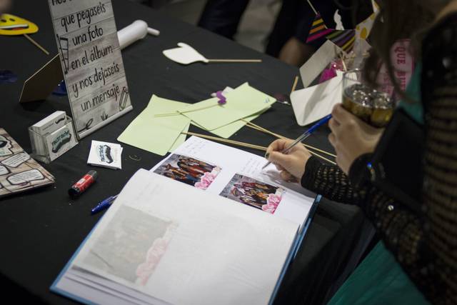 Firmando en el álbum