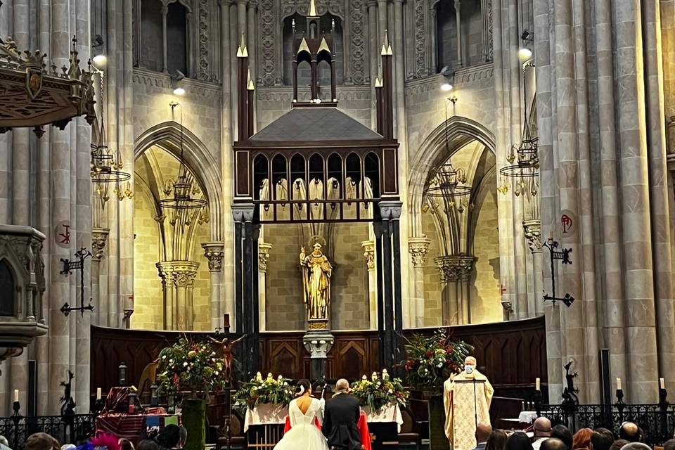 Novios en la iglesia